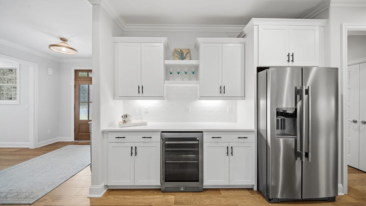 The Pine Island — Kitchen Bar & Refrigerator